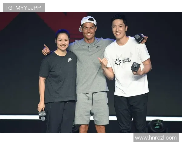 足球巨星同框合影展现荣耀时刻与无尽激情，引领球迷梦想飞扬